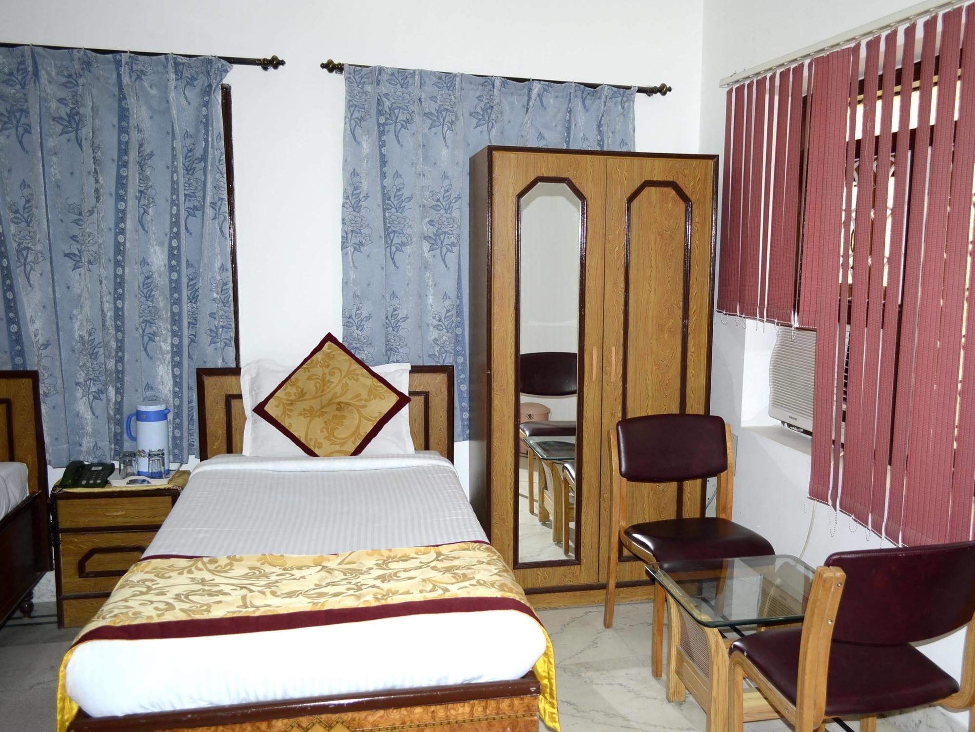 Hotel Tokyo Vihar بود جايا المظهر الخارجي الصورة